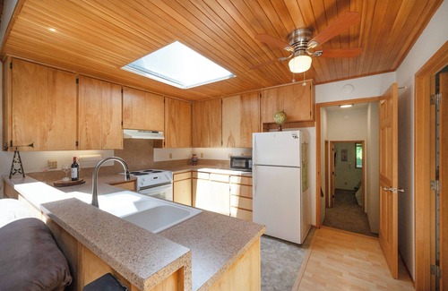 Blue River House | McKenzie Bridge River's Edge Retreat, a cozy cabin on over two acres