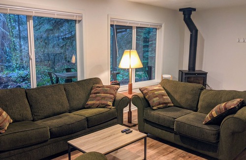 Blue River House | McKenzie River Cozy Cabin