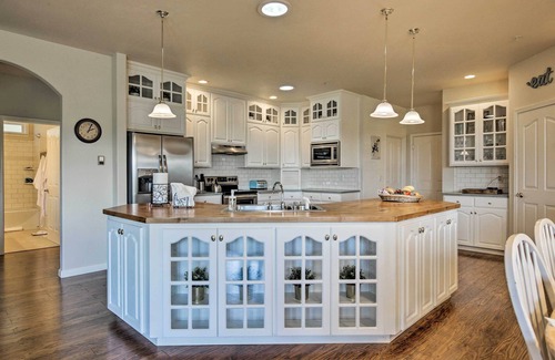 McMinnville House | McMinnville Wine Country Home w/Hot Tub + Deck