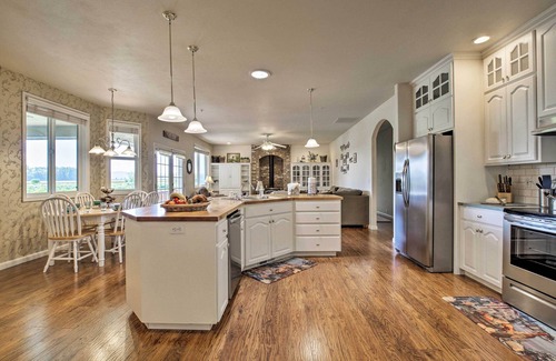McMinnville House | McMinnville Wine Country Home w/Hot Tub + Deck