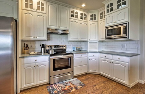 McMinnville House | McMinnville Wine Country Home w/Hot Tub + Deck