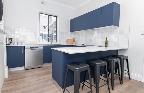 Orange House | McNamara Lane - CBD, 7 Smart TVs, Sleeps 11