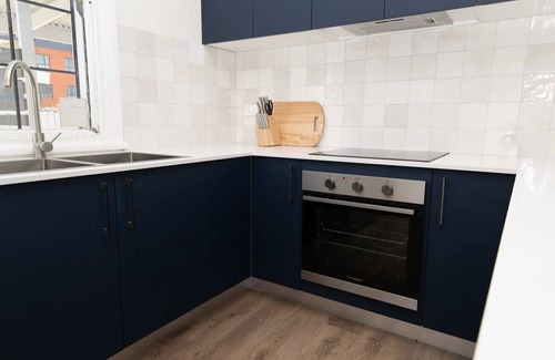 Orange House | McNamara Lane - CBD, 7 Smart TVs, Sleeps 11