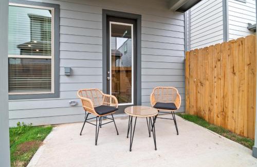 Central Southwest House | MDRN Antigua LXRY Home I Sleeps 10 I 8 min Frm NRG