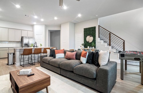 Central Southwest House | MDRN Antigua LXRY Home I Sleeps 10 I 8 min Frm NRG