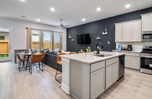 Central Southwest House | MDRN Antigua LXRY Home I Sleeps 10 I 8 min Frm NRG