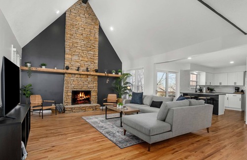 Overland Park House | Mdrn Updtd 6BR*Prfct Location