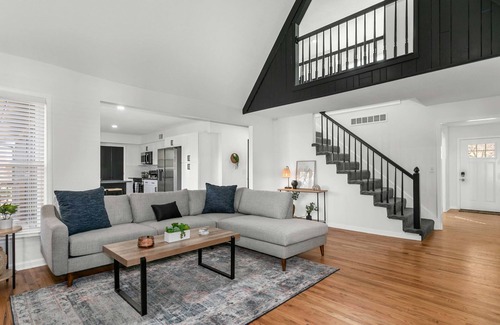 Overland Park House | Mdrn Updtd 6BR*Prfct Location