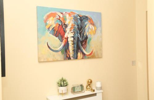 Manchester Apartment | MDZ Luxe Stays-Sleeps 6
