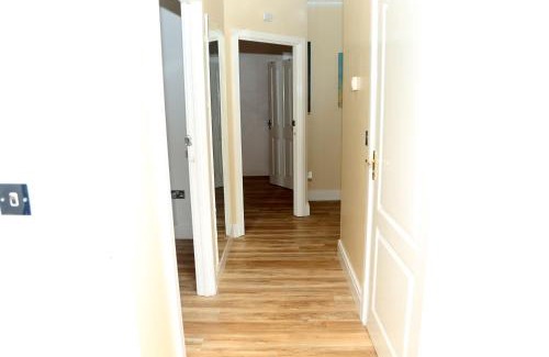 Manchester Apartment | MDZ Luxe Stays-Sleeps 6