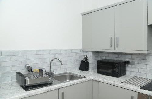 Manchester Apartment | MDZ Luxe Stays-Sleeps 6
