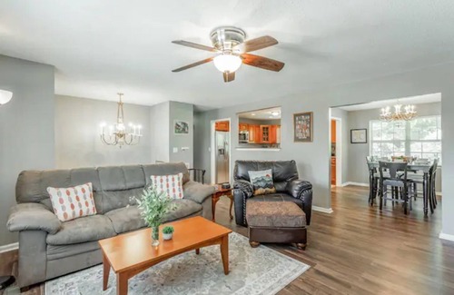 East Chattanooga House | Meade Manor - 3bd-2bth - 2000+sf - Central Location - Quiet street - Game Room