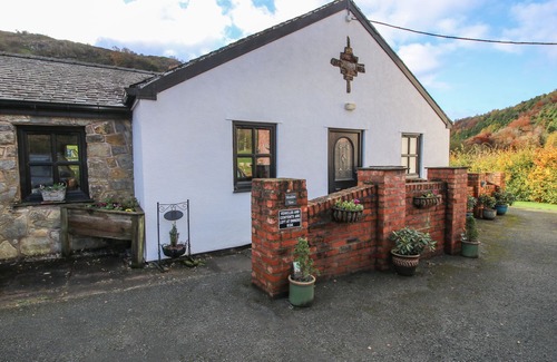 Mold Cottage | MEADOW VIEW, pet friendly, with open fire in Llanarmon-Yn-Ial