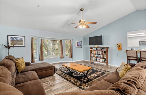 Ahwahnee House | Meadowlark - Brand New Hot Tub, BBQ & Fire Pit