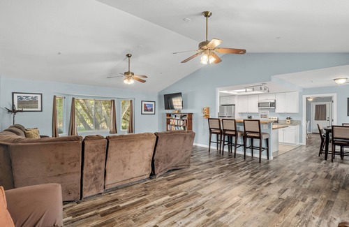 Ahwahnee House | Meadowlark - Brand New Hot Tub, BBQ & Fire Pit