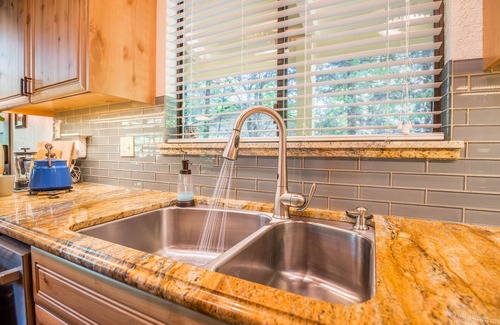 Glencoe Cabin | Meadowlark Chalet ~ Pet Friendly! W/Heat, AC & EV Charging