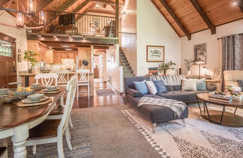Glencoe Cabin | Meadowlark Chalet ~ Pet Friendly! W/Heat, AC & EV Charging