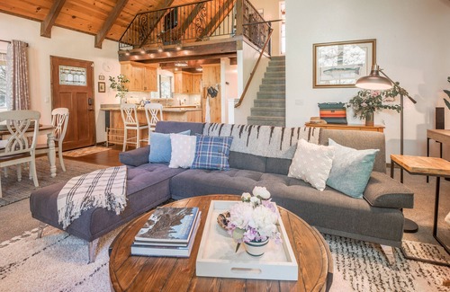 Glencoe Cabin | Meadowlark Chalet ~ Pet Friendly! W/Heat, AC & EV Charging