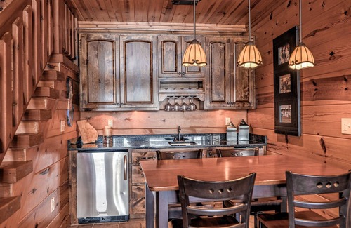 Blairsville Cabin | Meant to Be- Lake Front | Private Dock | Screened Porch | Lake Nottely