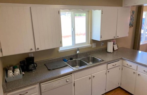 Medford House | 🌟 🥂 Medford’s BEST 📣 🌟 💕Clean, Modern, Private💕