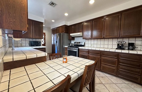 Burbank House | Media City Hillside House- 4 BR with Pool & Fiber 1GB Internet