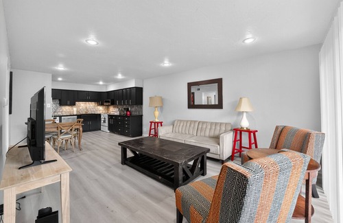 Dallas Apartment | Medical Traveler’s Retreat with Pool Mins to Hospitals, Airport, Uptown