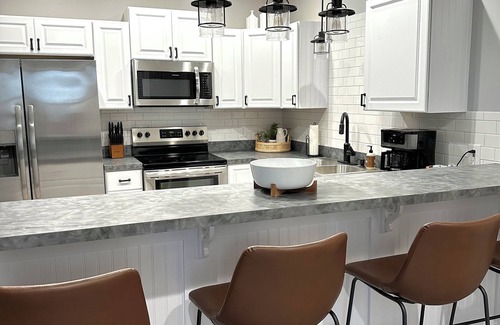 Medina House | Medina Square Retreat - Spacious 4 bdrm home walking distance to the square