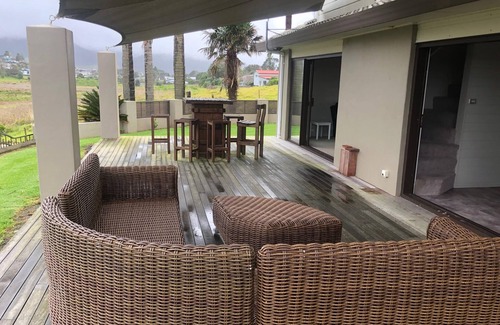 Waihi Beach House | Mediterranean-style home in cul-de-sac a few minutes walk to shops and beach.