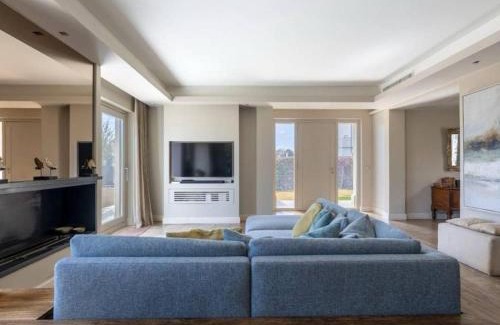 Olbia Apartment | Mediterranean - Style Villa in Olbia - 5 Bedrooms, Pool, Garden