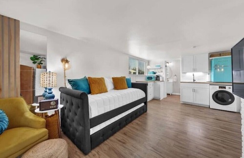 Reno House | Medium Term Studio/Washer&Dryer in unit/30+dayn