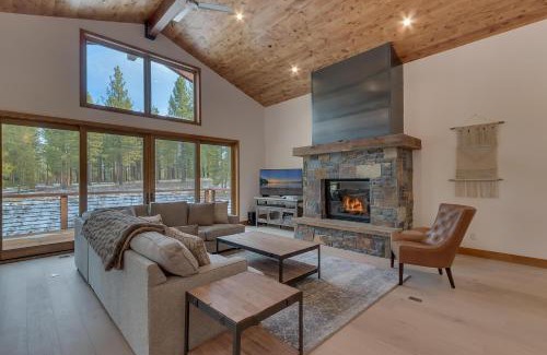 Truckee House | Meek Court at Grays Crossing - Modern Luxury with Private Hot Tub