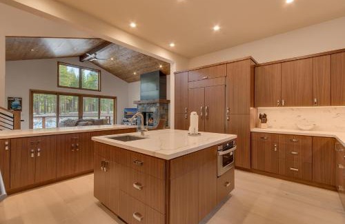 Truckee House | Meek Court at Grays Crossing - Modern Luxury with Private Hot Tub