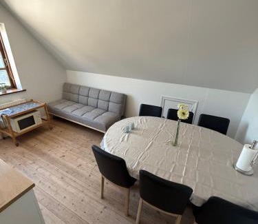 Herning Apartment | Meget central, fri parkering, 4-7 personers overnatningssted