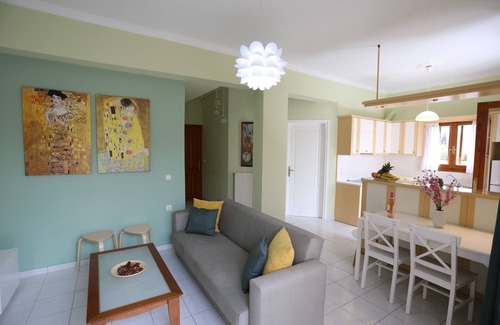 Kato Galatas Apartment | Mel Studio 2, a modern, spacious and fully equipped apartment next to the sea.