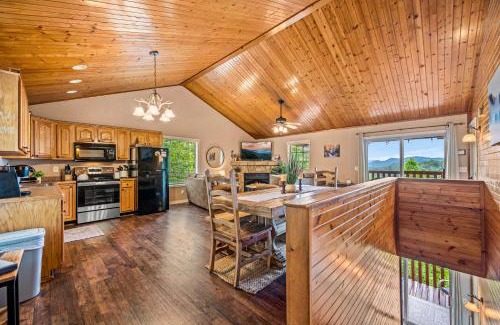 Gatlinburg - Pigeon Forge House | Melbeary~Views*Private Cabin*3 Kings*Hot Tub