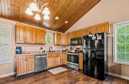 Gatlinburg - Pigeon Forge House | Melbeary~Views*Private Cabin*3 Kings*Hot Tub