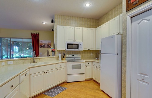 Tropic House | Melbourne Paradise w/ Porch - 7 Mi to Beaches!