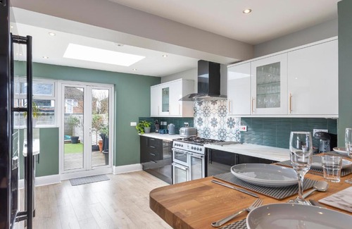 Portslade House | Melrose- Beautiful 4 Bedroom Home With Parking