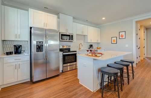 Eighth Avenue House | Melrose Duet - Rooftop Patio - 5 Mins to Broadway