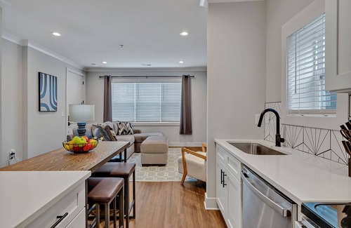 Melrose Cottage | Melrose Mezzo - 5 Mins to Broadway - Rooftop