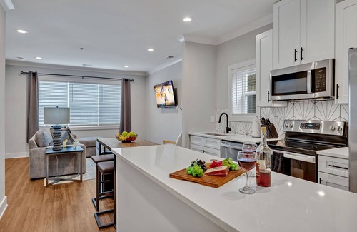 Melrose Cottage | Melrose Mezzo - 5 Mins to Broadway - Rooftop