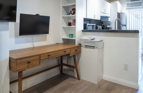 Los Angeles Apartment | Melrose Side Hideaway – Prime WeHo Location