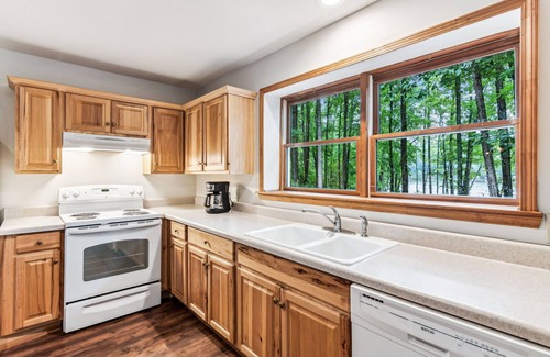 Dawsonville House | Melt away stress in the bubbling hot tub, or enjoy the tranquility of the lake.