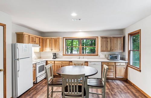 Dawsonville House | Melt away stress in the bubbling hot tub, or enjoy the tranquility of the lake.