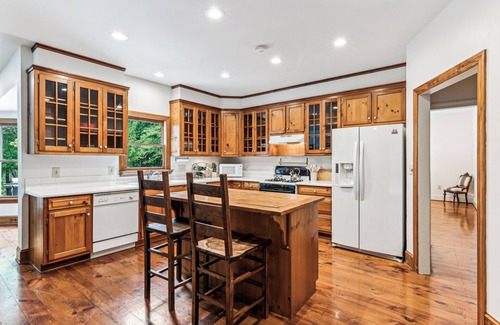 Dawsonville House | Melt away stress in the bubbling hot tub, or enjoy the tranquility of the lake.