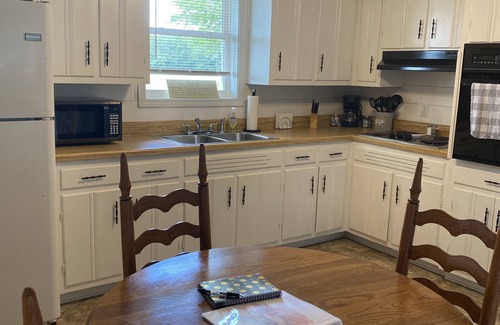 Decherd House | Meme's Place- 6 miles from The Caverns!