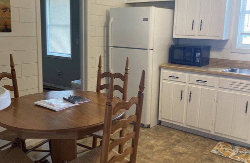 Decherd House | Meme's Place- 6 miles from The Caverns!