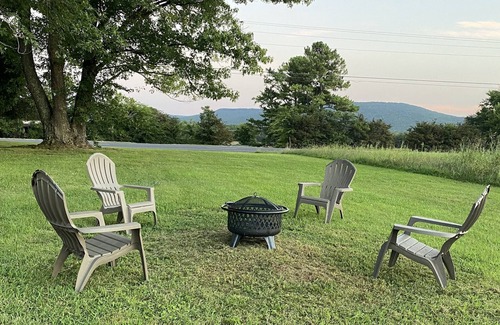 Decherd House | Meme's Place- 6 miles from The Caverns!