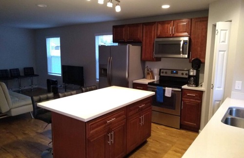 Renton House | ⁎ Memory Foam Beds, Blackout Curtain & Smart TV