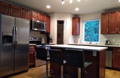 Renton House | ⁎ Memory Foam Beds, Blackout Curtain & Smart TV